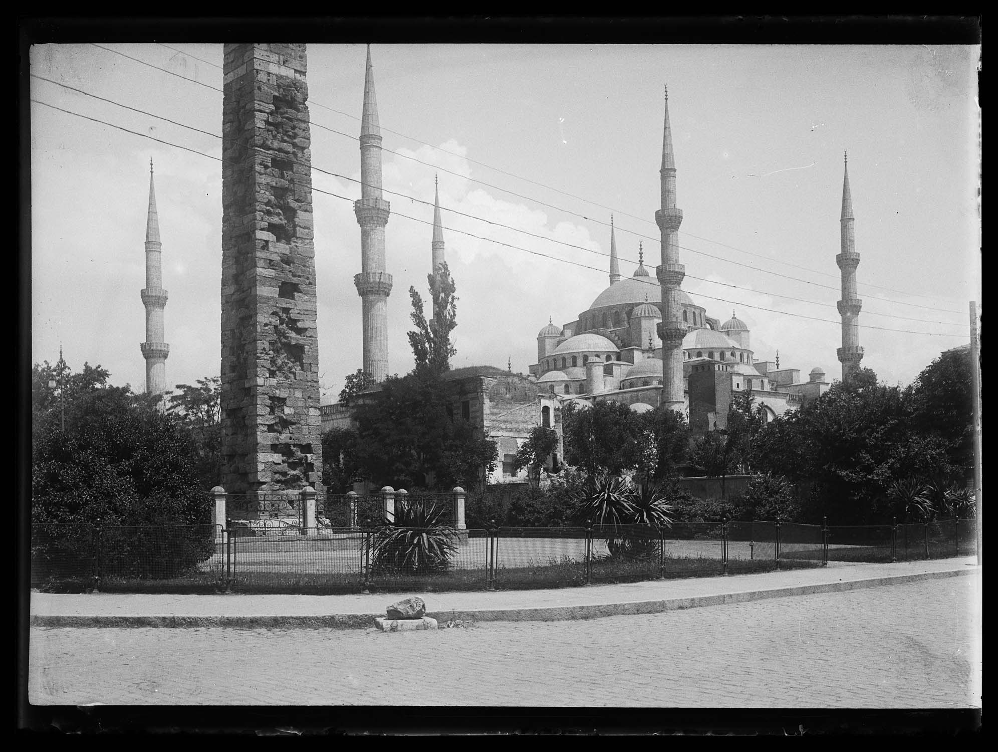 Obélisque "muré", avec la mosquée Sultanahmet au second plan
